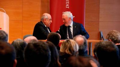 El conseller Nadal felicita al nuevo presidente del Consell Rector, Josep Poblet. FOTO: ACN
