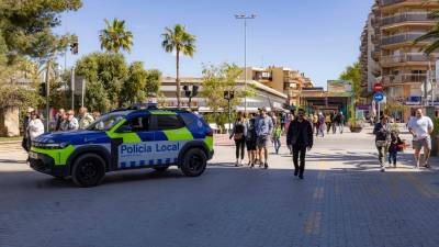 Un coche de la Policía Local de Salou en el entorno de la turística calle Zaragoza. Foto: Àngel Ullate