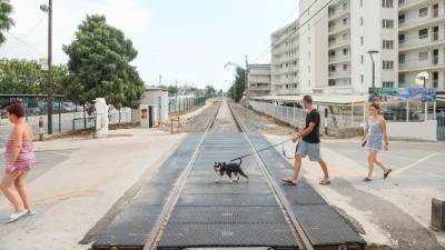 La antigua vía del tren, a su paso por Salou. El desmantelamiento comenzará por Vandellòs e irá subiendo hasta PortAventura. foto: Alba Mariné
