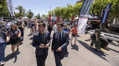 Rodríguez y Klein, recorriendo los expositores de la Fira de Cambrils tras la inauguración. Foto: Àngel Ullate
