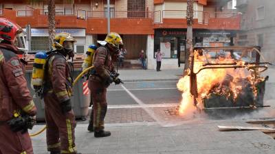 Las tareas de extinción de las llamas de un contenedor en la calle Ample, el año pasado. Foto: Alfredo González