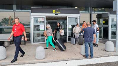Pasajeros llegando al Aeropuerto de Reus. Foto: Alba Mariné