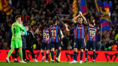 Los azulgranas celebran el triunfo conseguido en el Clásico. Foto: EFE