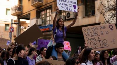 Una manifestante muestra su pancarta. Foto: Àngel Ullate