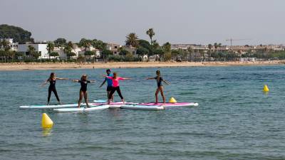 Demostración de Sup Yoga, una de las nuevas actividades que se podrá practicar este verano en las playas cambrilenses. foto: ÀNGEL ULLATE