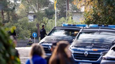 Miembros de la Policía Nacional montan un cordón de seguridad en las proximidades de la Embajada de Ucrania en Madrid. Foto: EFE/ Chema Moya
