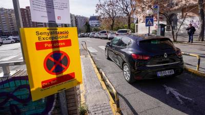 Un cartel advierte desde ayer a los usuarios de la prohibición de estacionar por las obras. Foto: Marc Bosch