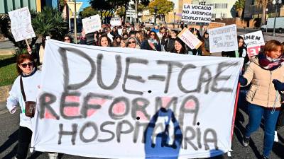 Enfermeras y auxiliares, ayer, manifestándose en la Plaça Imperial Tarraco. Foto: Alfredo González