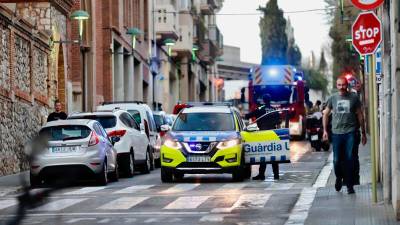 La Guàrdia Urbana cortó la calle para que Bombers pudiera trabajar. Foto: Marc Bosch