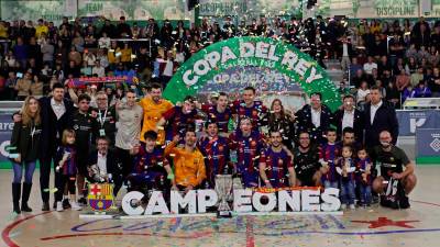 El Barça, celebrando el título de Copa en el Pavelló Joan Otroll de Calafell. Foto: RFEP