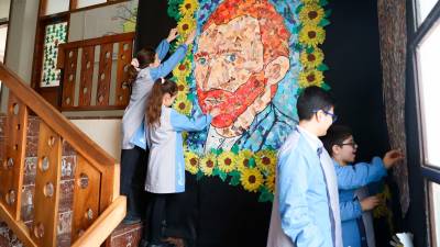 Els alumnes del cicle mitjà de Primària han treballat l’Impressionisme, amb la figura de Vincent Van Gogh. Foto: Alba Mariné