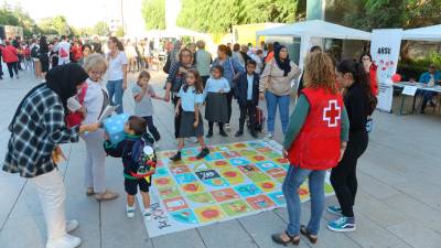 El ‘Joc de la Poma’, de Creu Roja, era una de las actividades de la feria de entidades. FOTO: Alba Mariné