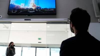 El conseller de Empresa Roger Torrent, durante el seguimiento en directo esta tarde desde la sede de Open Cosmos en Barcelona del lanzamiento del nanosatelite, denominado «Menut», lanzado al espacio desde Cabo Cañaveral. Foto: EFE