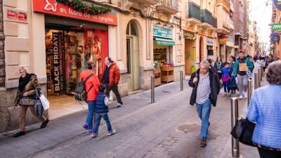 Gente paseando ayer al mediodía por el centro de la ciudad. Foto: Àngel Ullate