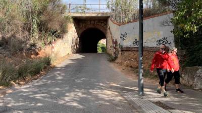 El paso inferior de la calle Joan Busquets Crusat está situado en los límites del barrio Gaudí y es estrecho para los vecinos. Foto: A. González