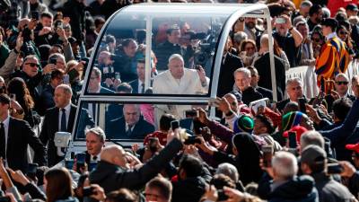 El Papa Francisco a su llegada para encabezar la audiencia general semanal en la Plaza de San Pedro, Ciudad del Vaticano, este pasado miércoles. Foto: EFE