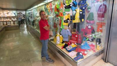 Gerard Figueras, ante el escaparate de su tienda, Minimum, en la calle Governador González de Tarragona. Foto: Àngel Ullate