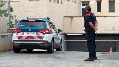 Un vehículo de los Mossos accediendo a los juzgados de Mataró. Foto: ACN
