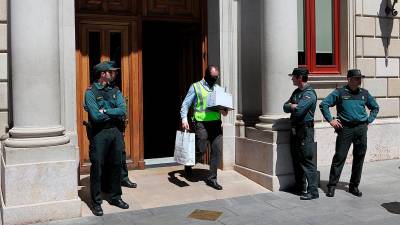 Agentes de la Guardia Civil durante un registro realizado en el Ayuntamiento de Reus en mayo de 2015. foto: Alba Mariné/DT