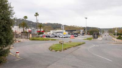 Imagen de la zona de El Vinyet, ubicada entre la estación de trenes y la gasolinera de Altafulla, donde hay una parada de la EMT. Foto: Àngel Ullate