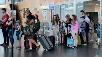 Pasajeros en la zona de llegadas del edificio del Aeropuerto de Reus, este verano. FOTO: alfredo gonzález