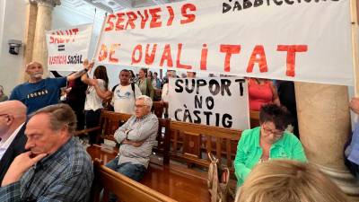 La celebración del pleno el pasado 5 de mayo acogió una manifestación contra los cambios del servicio de adicciones. foto: Alfredo González