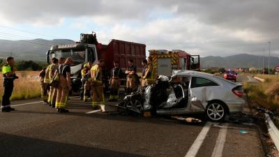 Las dos víctimas viajaban en coche. Los dos ocupantes del camión, heridos leves. Fotos: ACN