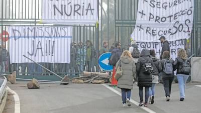 Imagen de una de las concentraciones a las puertas de Mas d’Enric, la cárcel de Tarragona, tras el asesinato de Núria. Foto: Marc Bosch