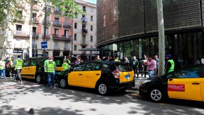 Taxis delante del hotel donde hubo la agresión. Foto: ACN