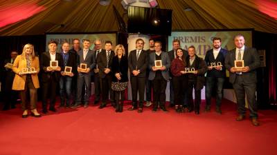 Fotografia de grup amb tots els premiats en les diferents categories i els reconeguts amb els Productes Locals de Qualitat. Foto: Joan Revillas