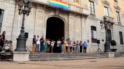 Entidades y Ayuntamiento durante la lectura del manifiesto con motivo del Día Internacional del Orgullo LGTBI+ en Tarragona.