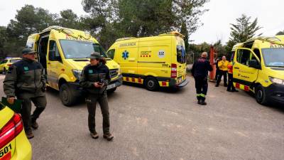 Las ambulancias desplazadas hasta la empresa de pirotecnia. Foto: Àngel Ullate