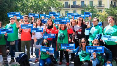 Entitats socials presenten un manifest amb mesures per a un habitatge digne i assequible a Catalunya a les portes del 12-M, davant de la Casa Orsola, a Barcelona. Foto: ACN
