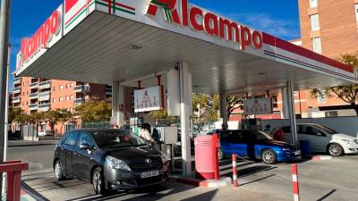 Las gasolineras ‘low cost’, un recurso cada vez más utilizado por los conductores. Foto: Alfredo González