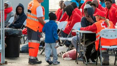 Un grupo de inmigrantes desembarcados en Lanzarote. Foto: EFE
