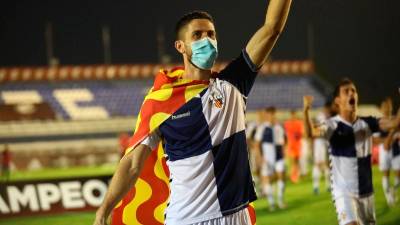 Coch celebra el ascenso a 2ª hace dos años con la bandera de Tarragona. foto: CE Sabadell