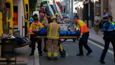 Un operario, herido al precipitarse desde un andamio, en el Raval Santa Anna, de Reus, en el pasado mes de octubre. foto: fabián acidres