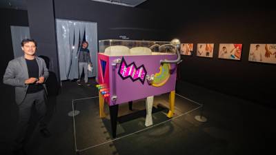 La artista Mónica Rikic es la autora de la escultura audiovisual interactiva ‘La màquina que juga sola’. Foto: Àngel Ullate