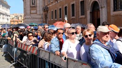 Cola de fieles para entrar en la basílica de Santa María la Mayor de Roma y venerar la tumba del papa Francisco. Foto: ACN