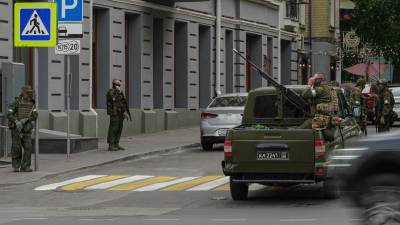 Soldados de la compañía militar privada (PMC) Wagner Group montan guardia en el centro de Rostov del Don, en el sur de Rusia. Foto: EFE/EPA/STRINGER
