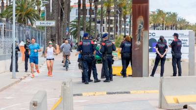 Agentes de la Policía Local y los Mossos d’Esquadra montando guardia en la frontera con Salou, ayer. Foto: Marc Bosch