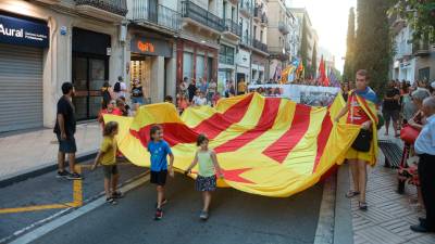 Una manifestació a Reus encapçalada per una gran estelada. Foto: Alba Mariné/DT
