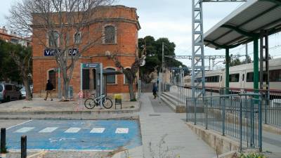 El edificio de la estación de Vila-seca, que en la última época albergaba un restaurante, está cerrado desde hace más de 10 años. Foto: Fabian Acidres