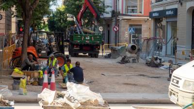 Ara el gruix de l’obra es troba al segon tram, entre el carrer Argentina i Berenguer IV. FOTO: J. Revillas