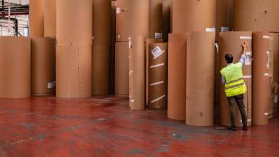 Bobinas de papel para la fabricación de cartón ondulado en las instalaciones de Valls. Foto: Àngel Ullate