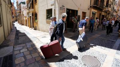 Turistas caminando en la Part Alta de Tarragona, una de las zonas de la ciudad con más viviendas de uso turístico. Foto: Pere Ferré