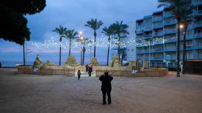 El belén de arena está vallado y con iluminación para ser visitable a cualquier hora. FOTO: Fabián Acidres.