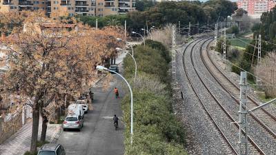 La calle Lleó XIII, en Mas Abelló, está justo al lado de las vías. FOTO: ALFREDO GONZÁLEZ/DT
