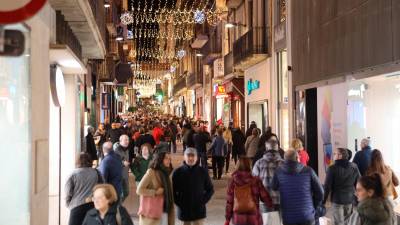 Una de las calles del núcleo donde se concentran más tiendas, Monterols, concurrida durante la campaña de Navidad. Foto: Alba Mariné