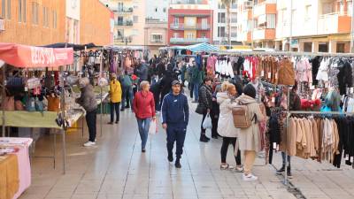Paradas del mercado ambulante que se sitúa alrededor del Mercat del Carrilet los miércoles. Foto: Alba Mariné